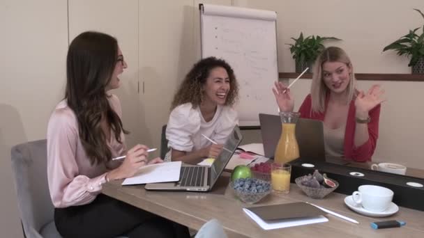 Vidám Fiatal Női Munkatársak Üzleti Megbeszélés Során Modern Szobában — Stock videók