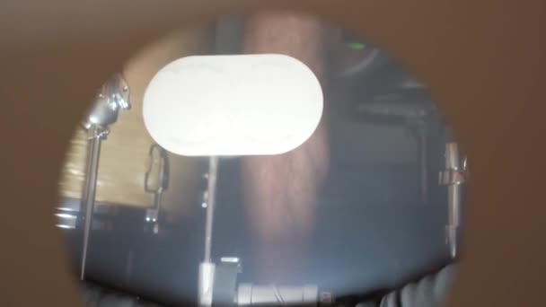 Από Κάτω Περικοπεί Αγνώριστο Αρσενικό Πόδι Ντράμερ Παίζει Στο Drum — Αρχείο Βίντεο