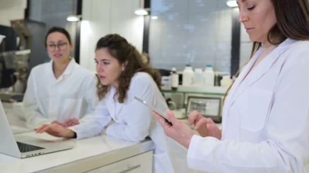 Junge Forscherinnen Der Pharmazie Treffen Sich Einem Tisch Mit Laptop — Stockvideo