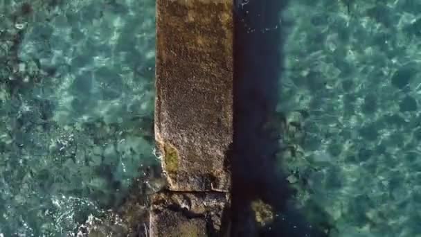 Pandangan Drone Pemandangan Pemandangan Pemandangan Laut Spektakuler Dengan Dermaga Batu — Stok Video