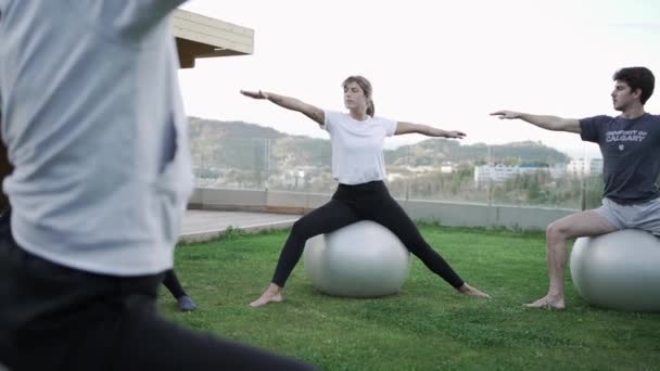 Bedrijf Van Mensen Sportkleding Zittend Fit Ballen Het Gazon Het — Stockvideo