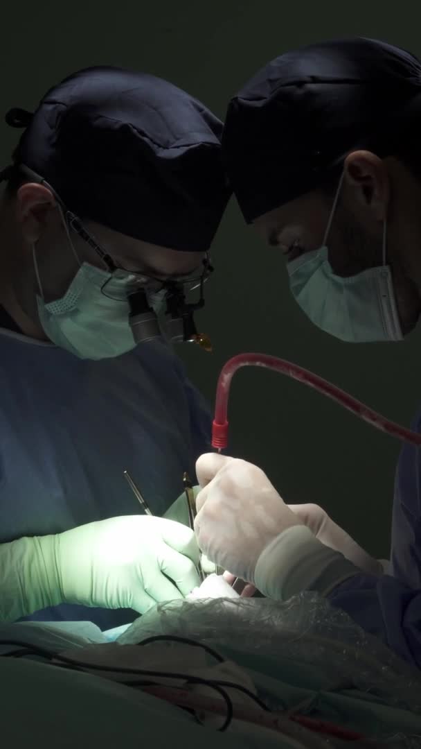 Boční Pohled Anonymní Chirurgy Latexových Rukavicích Uniformách Pomocí Sací Trubice — Stock video