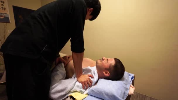 Πλευρική Άποψη Του Νεαρού Άνδρα Ασθενή Κλαίει Από Τον Πόνο — Αρχείο Βίντεο