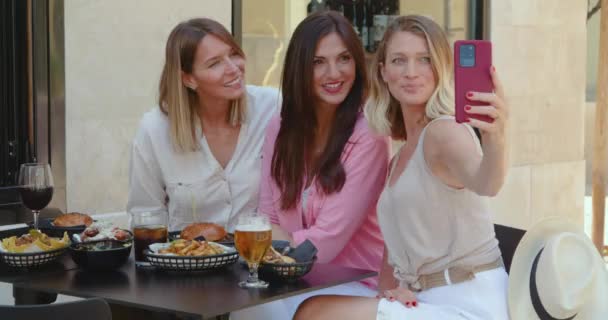 Moderne Stijlvolle Vrouwen Verzamelen Voor Maaltijd Met Drankjes Stoep Cafe — Stockvideo