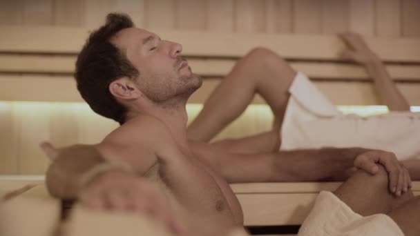 Pareja Descansando Sauna Caliente — Vídeos de Stock