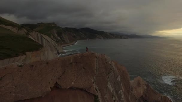 Cima Visão Drone Casal Romântico Irreconhecível Beijando Enquanto Borda Penhasco — Vídeo de Stock