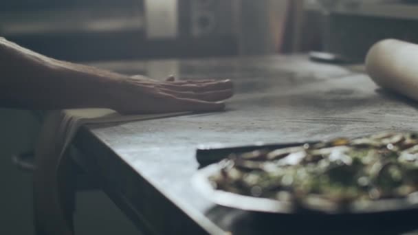 Mutfakta Pizza Hazırlarken Mermer Tezgahın Üzerinde Taze Hamur Esneten Isimsiz — Stok video