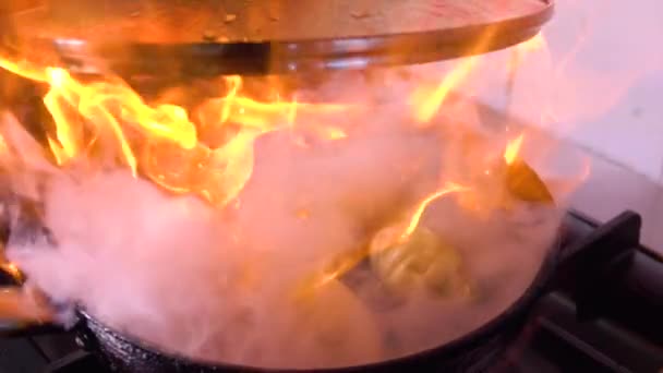 日本の伝統的な揚げ餃子 に薄切りのかつお節をこぼす名店 — ストック動画