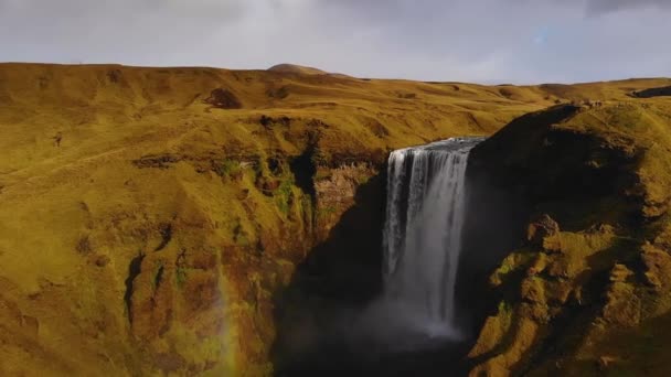 Zoom Aerial View Wide Stream Skogafoss Waterfall Falling Green Cliff — Stock Video