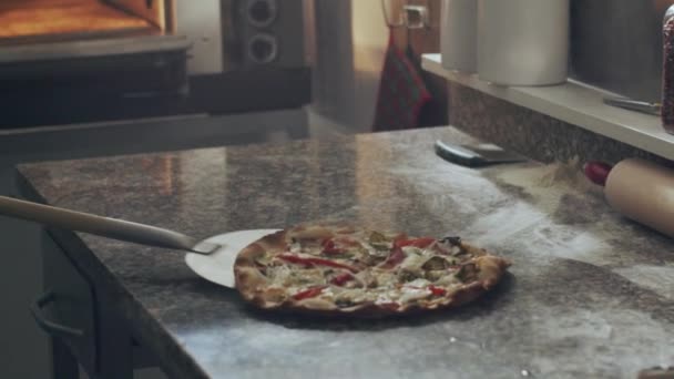 Lokanta Mutfağında Pişirdikten Sonra Sıcak Fırından Kürekle Pizza Alan Isimsiz — Stok video