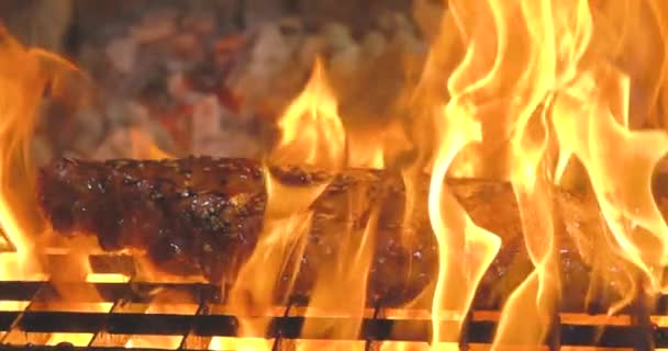 Close Slow Motion Van Heerlijke Sappige Geroosterde Ribben Barbecue Grill — Stockvideo
