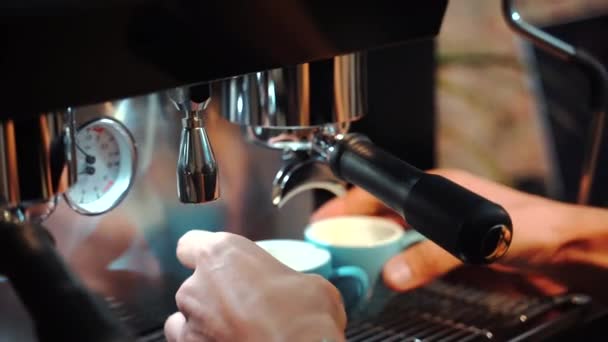 クロップ顔のないバリスタロフトスタイルのカフェでカウンターに置かれたコーヒーメーカーでコーヒーを準備 — ストック動画