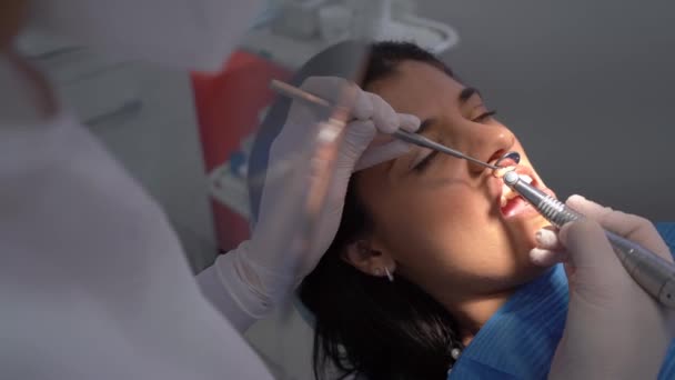 Crop Dentista Profissional Uniforme Com Máscara Médica Dente Perfuração Mulher — Vídeo de Stock