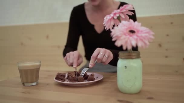 Crop Anonymous Female Eating Delicious Chocolate Cake While Sitting Table — ストック動画