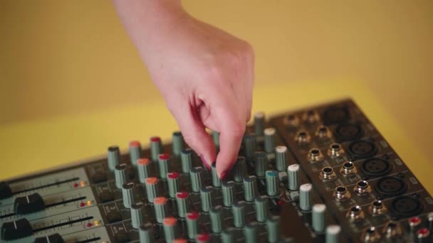 Yukarıdan Gelen Isimsiz Kadın Ses Mühendisi Kayıt Stüdyosunda Ses Karıştırıcıyı — Stok video