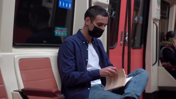 Jovem Estudante Anônimo Roupas Casuais Abrindo Caderno Trabalho Enquanto Prepara — Vídeo de Stock