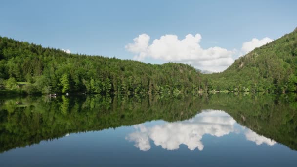 四季折々の山々や森に囲まれた湖の素晴らしい風景の時間経過 — ストック動画