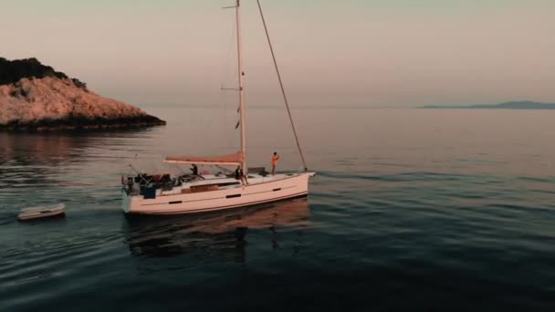 在空中看到令人惊奇的海景 小船在平静的水面上 在夕阳西下的天空中漂浮 — 图库视频影像