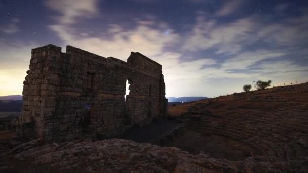 古代ローマ時代のAcinipo市の劇場の時間の経過を背景に雷とカラフルな夕日曇りの空とリモート風景の中に — ストック動画