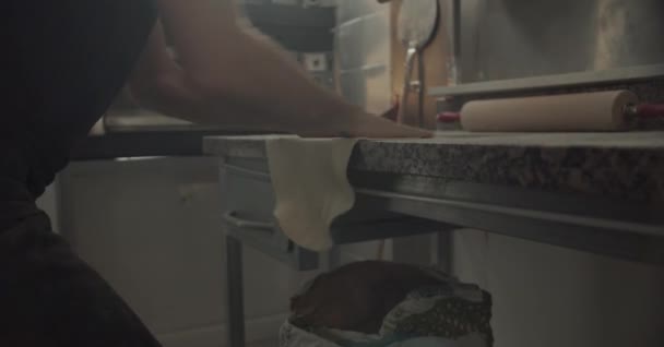 Crop Męski Kucharz Stół Odkurzania Mąki Zaczyna Rozciągać Ciasto Podczas — Wideo stockowe