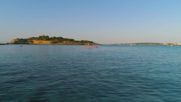 수영을 파도타기 선수들은 바다에서 노젓는 무카스바 나나에서 요가를 — 비디오