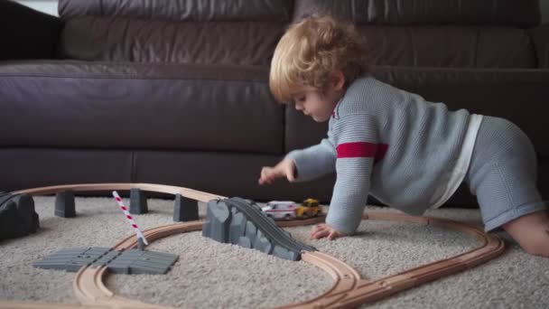 Lockigt Hår Liten Unge Leker Med Leksak Väg Och Bilar — Stockvideo