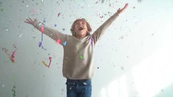 Överlycklig Pojke Som Har Roligt Med Konfetti Hemma — Stockvideo