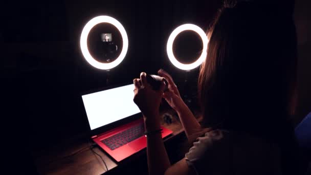 Positiv Ung Asiatisk Kvinnlig Bloggare Med Ljus Makeup Demonstrera Professionell — Stockvideo