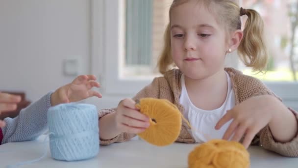 Klein Meisje Casual Dragen Kronkelende Wollen Draden Karton Template Handgemaakte — Stockvideo