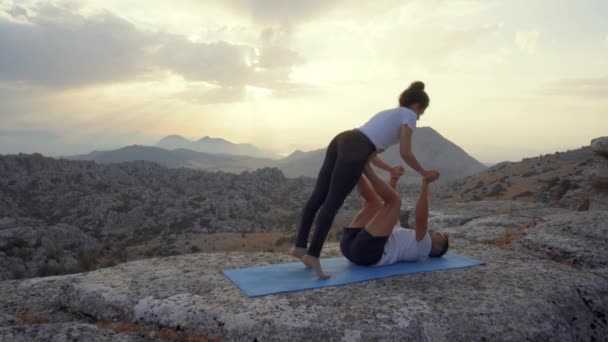 Vista Lateral Cuerpo Completo Del Hombre Mujer Enfocados Practicando Acro — Vídeos de Stock