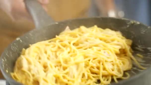 Primo Piano Una Persona Irriconoscibile Che Mescola Ingredienti Padella Mentre — Video Stock