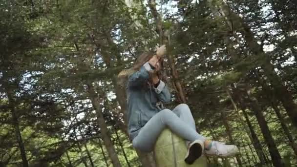 Baixo Ângulo Feliz Jovem Mulher Jeans Com Cabelos Longos Balançando — Vídeo de Stock