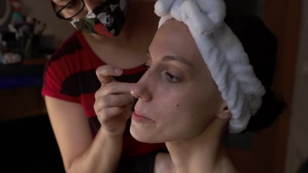 Sidovy Gröda Ansiktslös Makeup Artist Med Gips Fingret Tillämpa Fuktgivande — Stockvideo
