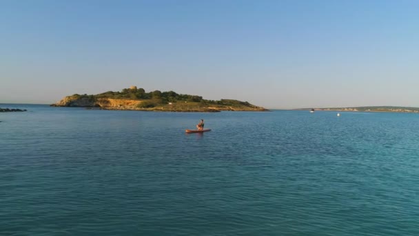 Vrouw Surfer Oefenen Yoga Surfplank Zee Tijdens Zonsondergang — Stockvideo