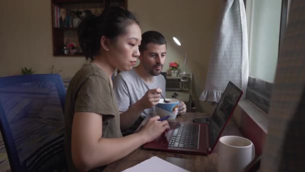 Pareja Joven Ropa Casual Sentada Dormitorio Mesa Usando Computadora Juntos — Vídeo de stock