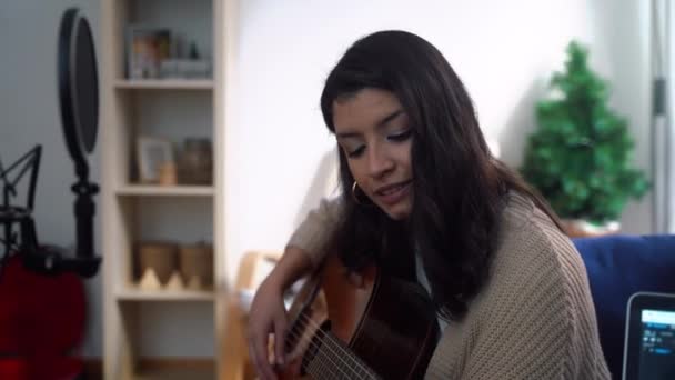 Casal Músicos Sentados Sofá Gravando Música Enquanto Tocava Guitarra Acústica — Vídeo de Stock