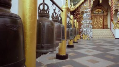 Renkli süslemeleri olan antik saray