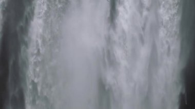 Doğada şelalenin yanında uçan kuşlar.