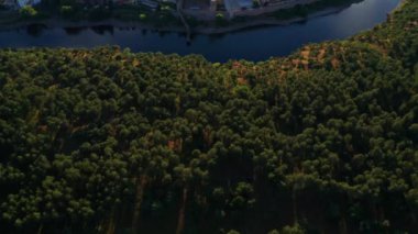 Buitrago del Lozoya 'nın dolambaçlı nehir ve otlaklarla çevrili eski bir kasabasının insansız hava aracı görüntüsü