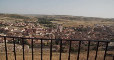 Dağlık bölgede taş yerleşim yerleri bulunan antik şehrin muhteşem manzarası.