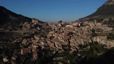 Ortaçağ köyünün insansız hava aracı görüntüsü