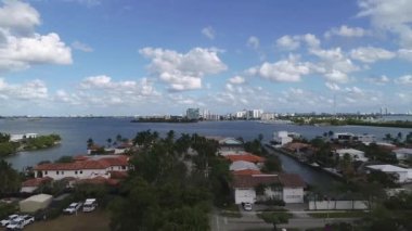 Miami 'de okyanus kıyısındaki yerleşim bölgesindeki modern kır evleri üzerinde insansız hava aracı manzarası