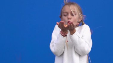 Uçan konfetide gülümseyen mutlu kız