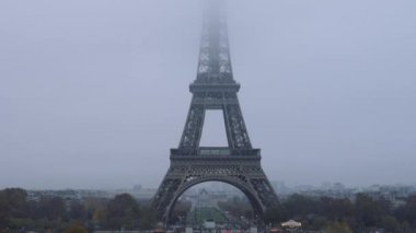 Düşük açı, Paris 'in kasvetli günlerinde sisle kaplı ünlü Eyfel Kulesi' nin görüntüsünü yükseltir.
