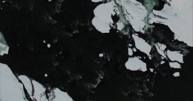 Karlı arazide nehir ve şelale