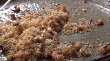 Geleneksel paella pişiren yüzsüz şef.