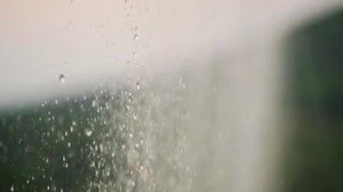 Soğuk yağmurlu bir günde su damlaları ve izleri olan buharlı camların arka planı