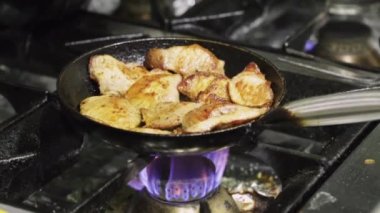 Lezzetli domuz etleri, kafe mutfağında fırında tavada kızartılıyor.