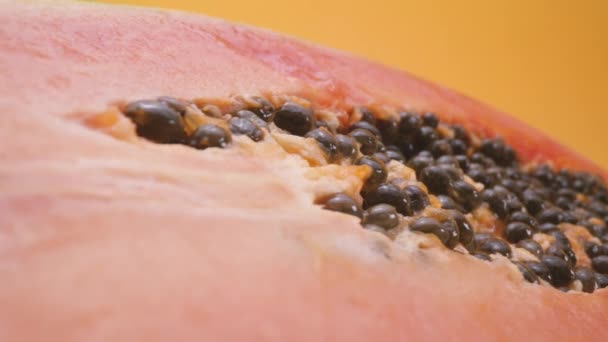 Close Slow Motion Van Verse Rijpe Gehalveerde Papaya Roteren Tafel — Stockvideo