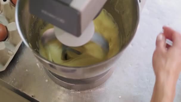 Oříznout Nerozpoznatelný Pekař Nástavcem Mixéru Ruce Připravující Těsto Pečivo Kuchyni — Stock video